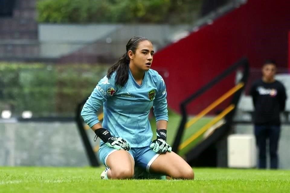 Natalia Acuña tuvo una tarde de pesadilla en la cancha del Estadio Azteca.