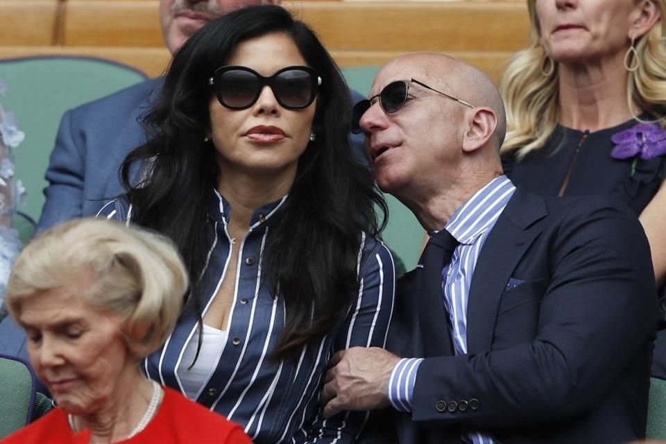 'Quiero olerte, quiero inhalarte. Quiero abrazarte fuerte... Quiero besarte los labios... Te quiero. Estoy enamorado de ti', escribió Bezos en uno de los mensajes, según Huffpost.