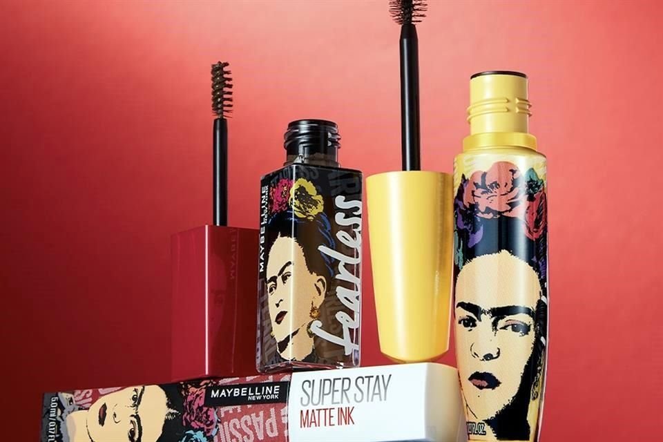 La marca Maybelline lanzó una colección de cosméticos inspirados en la pintora mexicana Frida Kahlo.