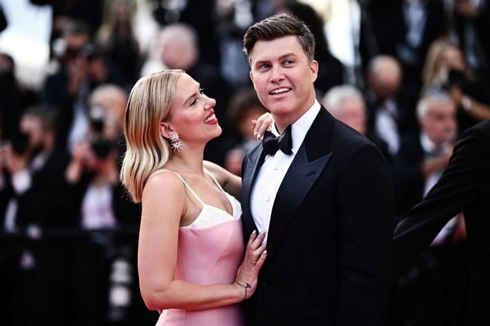 La actriz se acompañó en la alfombra roja de su esposo, Colin Jost.