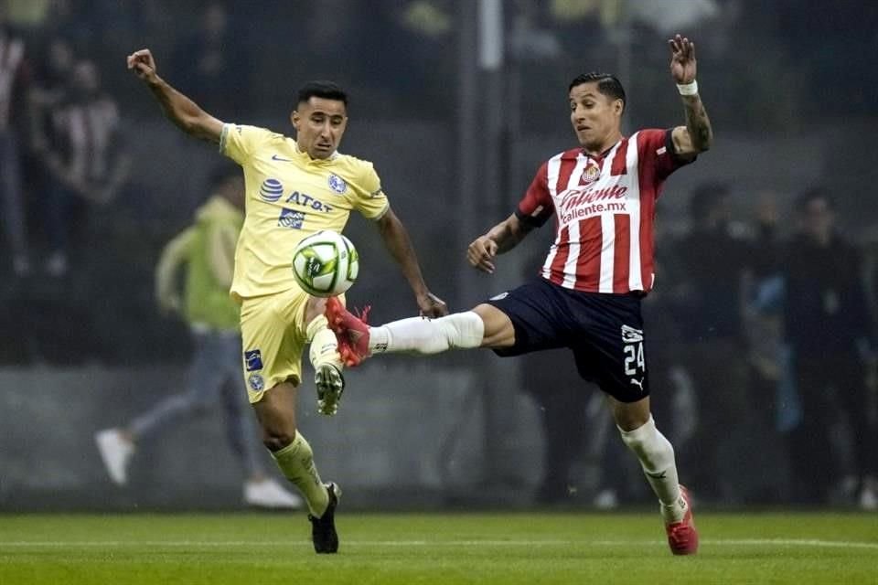 Carlos Cisneros en acción durante el juego de Vuelta de la Semifinal ante el América.