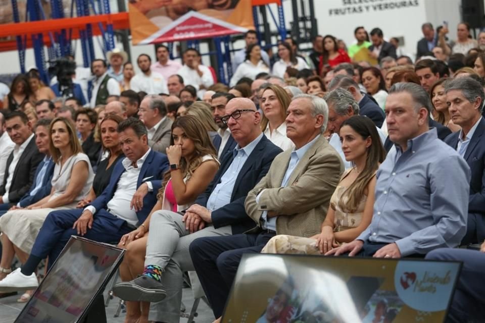 El Coordinador Operativo Nacional de MC, Dante Delgado (de lentes), descartó una eventual alianza de su partido con el PAN, PRI y PRD para el 2024.
