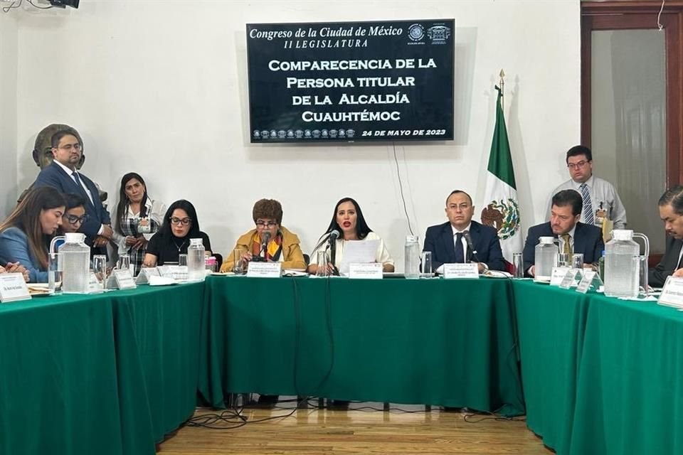 La Alcaldesa de Cuauhtémoc, Sandra Cuevas, arribó al Congreso local para comparecer ante diputados en medio de una batucada y una pantalla gigante para sus simpatizantes.