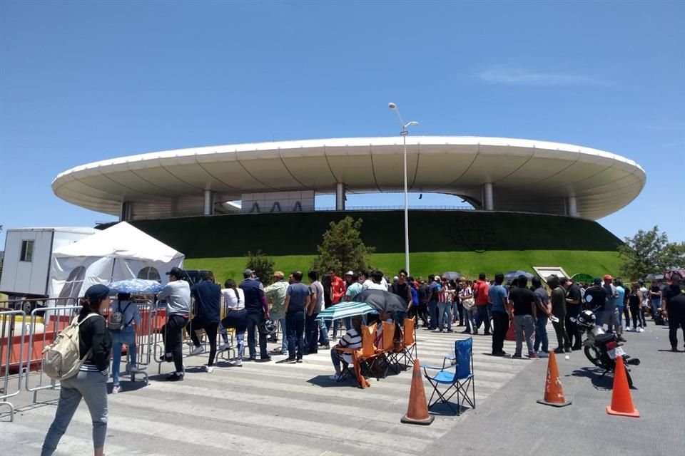 Con la incertidumbre y esperanza de conseguir boletos para la Final Chivas vs. Tigres, cientos de aficionados acampan en el Estadio AKRON.