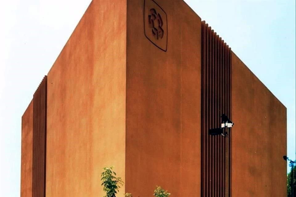 El arquitecto Andrés Casillas De Alba diseñó el Centro Financiero Banamex en Guadalajara, en 1978.