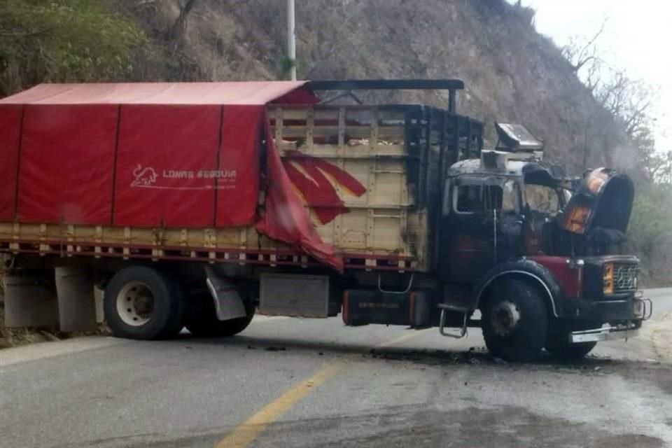 En la vía Las Choapas-Ocozocoautla, un grupo armado atravesó un tráiler.