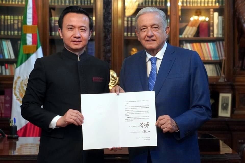 El Embajador de China durante su encuentro con el Presidente López Obrador.