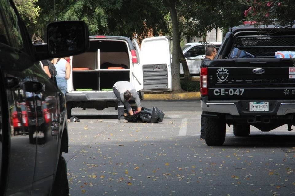 Motoladrones intentaron quitarle 40 mil pesos a un cuentahabiente en la Colonia Jardines del Bosque, pero era escolta y abatió a un ladrón.