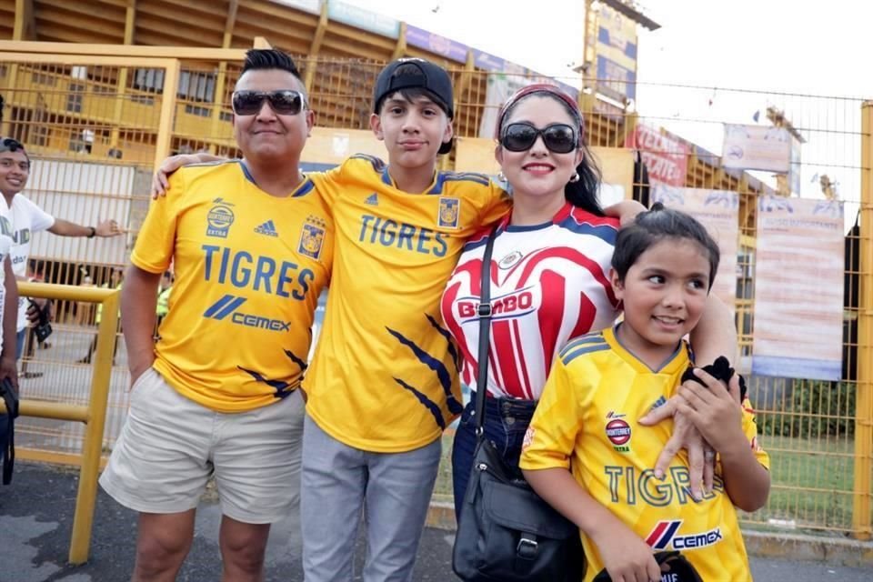 Más del color en el Universitario para la Final de ida.