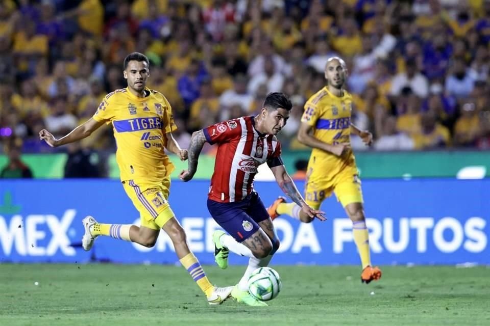 Las imágenes del primer tiempo entre Tigres y Chivas en la Final de ida.