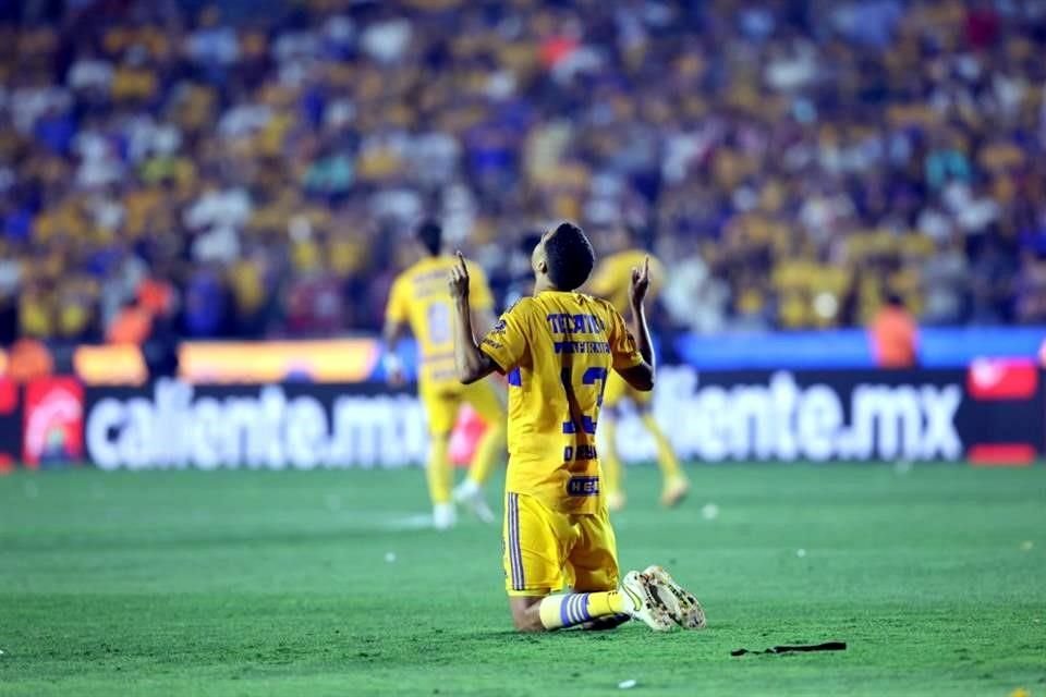 Las imágenes del primer tiempo entre Tigres y Chivas en la Final de ida.