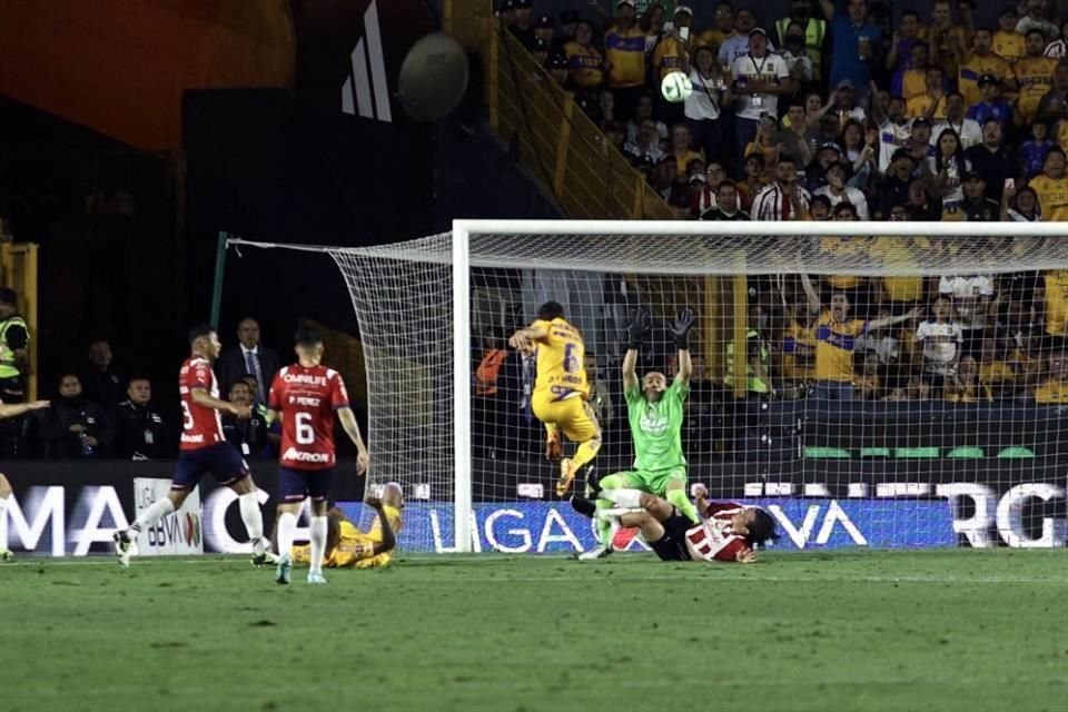 Los felinos no tuvieron contundencia y acabaron 0-0 ante Chivas en el Uni.