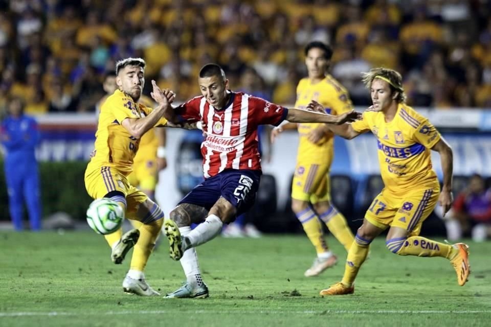 Tigres y Chivas se nulificaron en la cancha del Universitario.