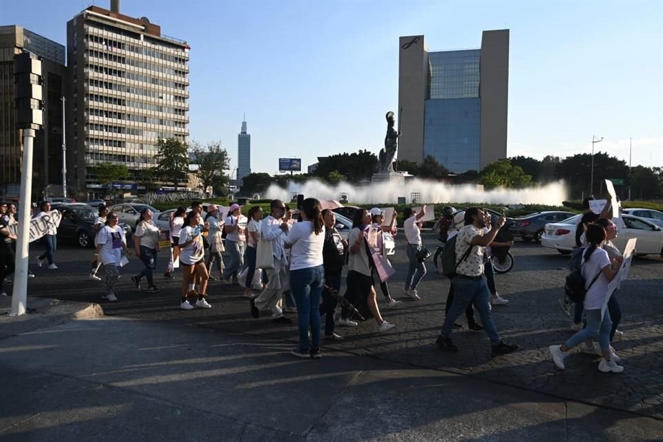 Unas 100 personas se reunieron hoy a las 17:00 horas en la Glorieta de las y los Desaparecidos para marchar hacía Casa Jalisco.