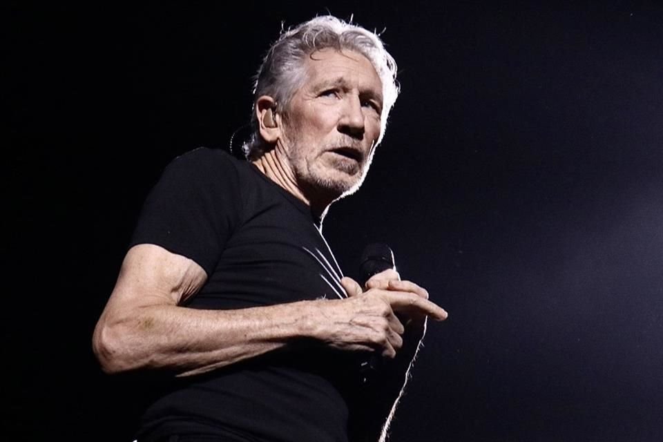 El cofundador de Pink Floyd, Roger Waters, está siendo investigado por usar ropa estilo nazi en un concierto en la capital alemana.