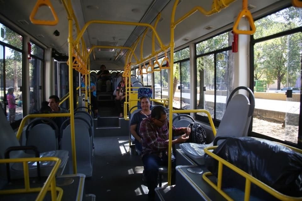 Los nuevos camiones tienen piso bajo para accesibilidad universal, rampa para sillas de ruedas y mayor capacidad de pasajeros.