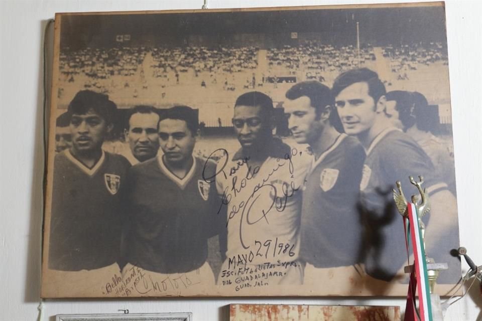 La casa de Isidoro 'Chololo' Díaz luce en sus paredes varias fotografías con Pelé.