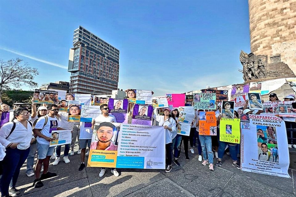 Familiares y amigos marcharon ayer de la Glorieta de los Desaparecidos, hasta la Casa Jalisco.