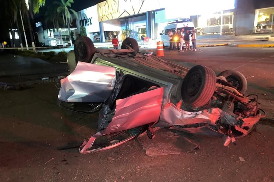 Los tripulantes de un vehículo Chevrolet Corsa chocaron con una luminaria en la Colonia Ciudad del Sol, de Zapopan. Tres de ellos murieron y uno se encuentra grave.