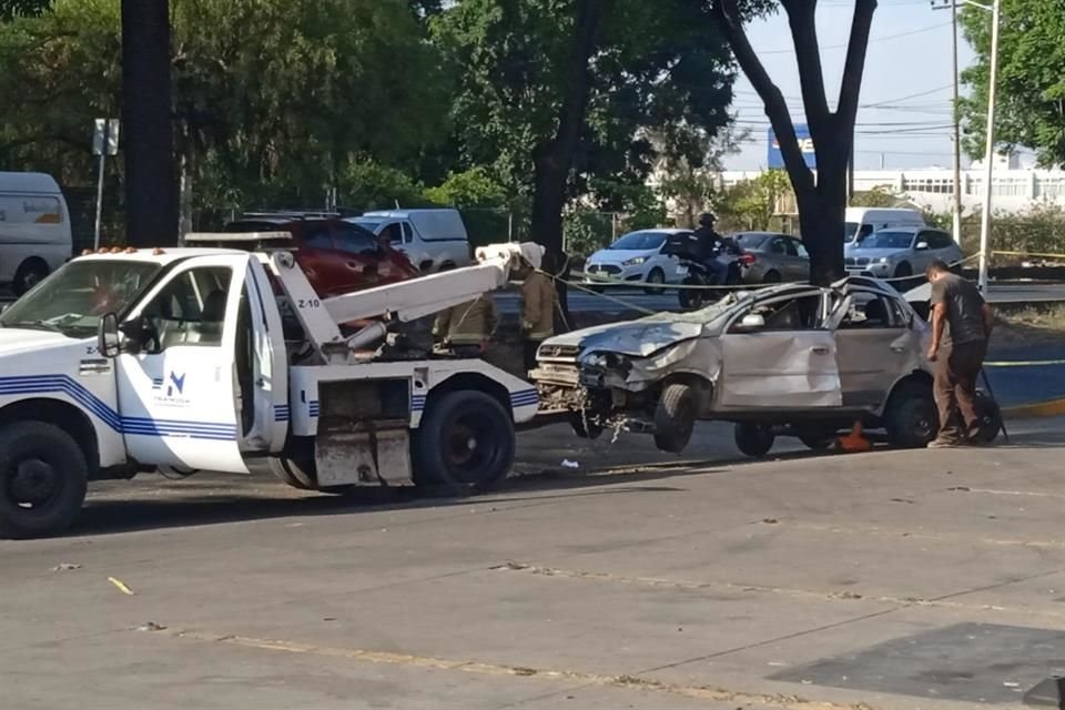 Los tripulantes de un vehículo Chevrolet Corsa chocaron con una luminaria en la Colonia Ciudad del Sol, de Zapopan. Tres de ellos murieron y uno se encuentra grave.