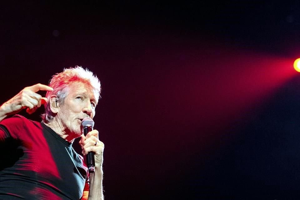 Roger Waters acusó a sus detractores de 'mala fe' tras ser señalado de usar atuendo estilo nazi en polémico concierto en Berlín.