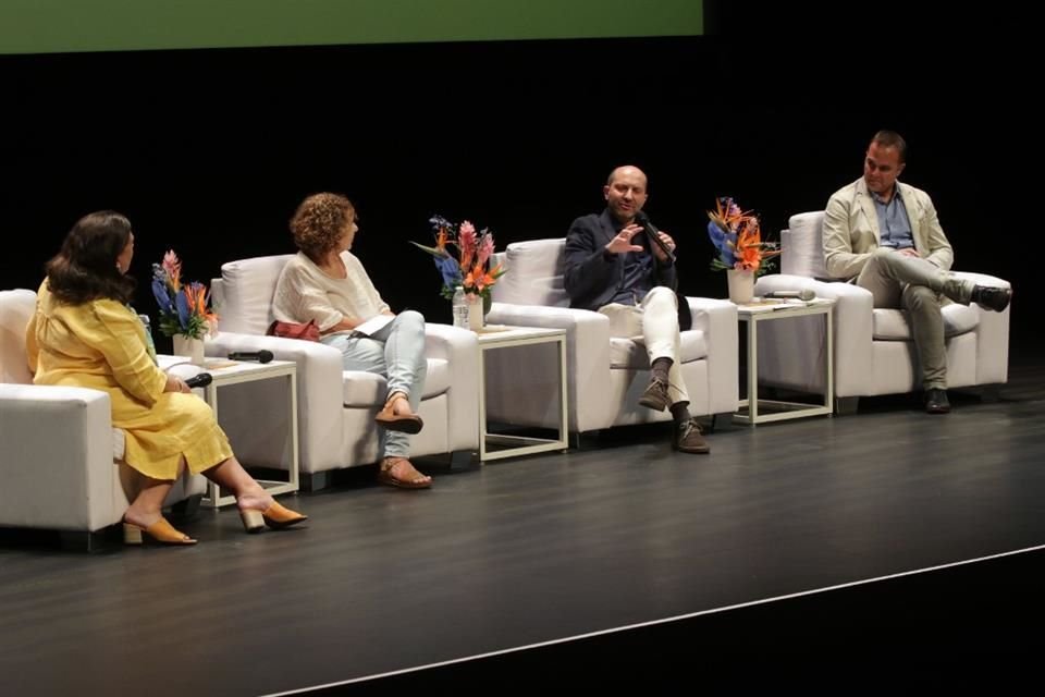 Raúl Tola, Giovana Pollarolo y Carlos Granés, discutieron el papel de la literatura en guerrillas en la Bienal Mario Vargas Llosa.
