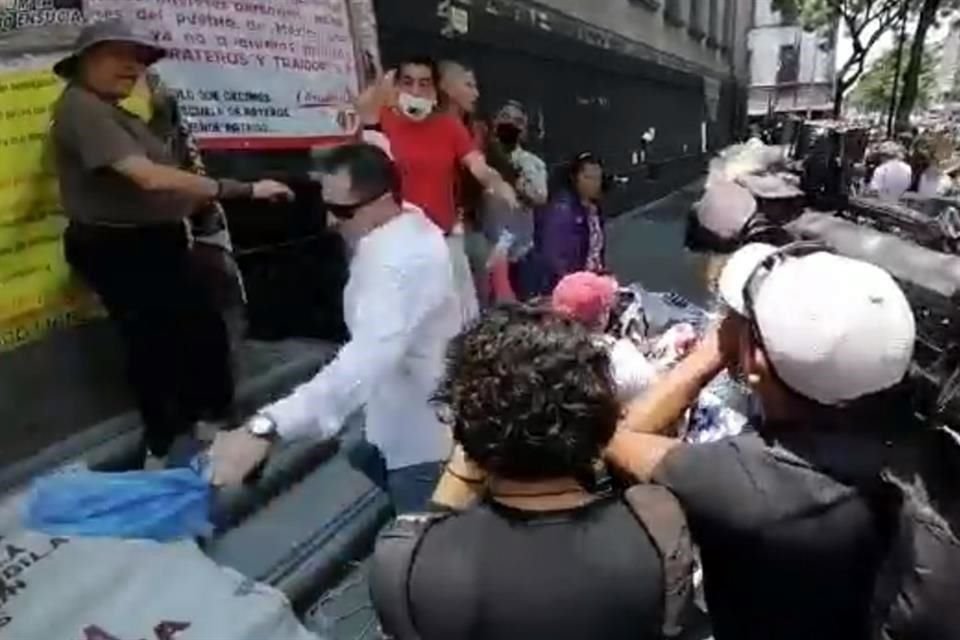 Fue en las escalinatas de la Suprema Corte, donde se dio el enfrentamiento entre simpatizantes y críticos de la Corte, que desde hace semanas mantenían un plantón.