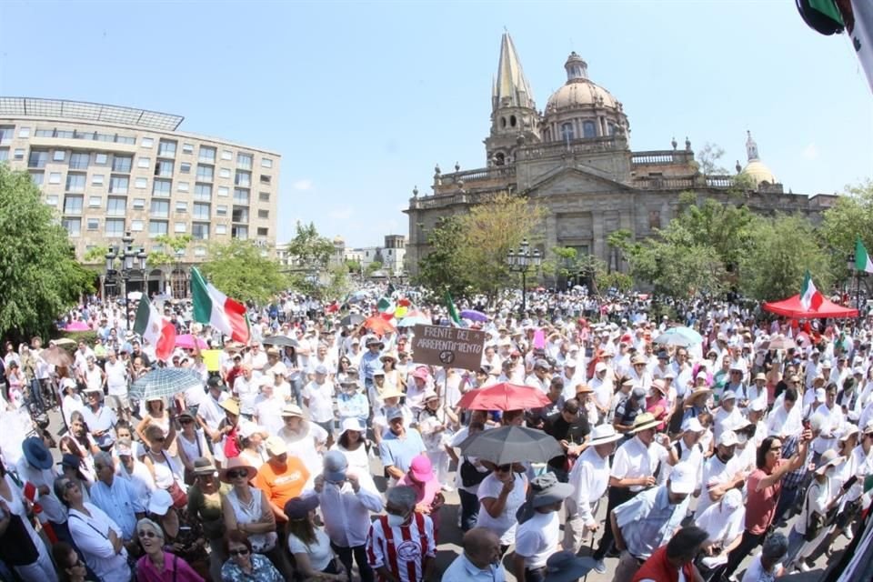 Alrededor de 4 mil ciudadanos se reunieron en Plaza de Armas esta mañana para manifestarse en defensa de la Suprema Corte de Justicia de la Nación.
