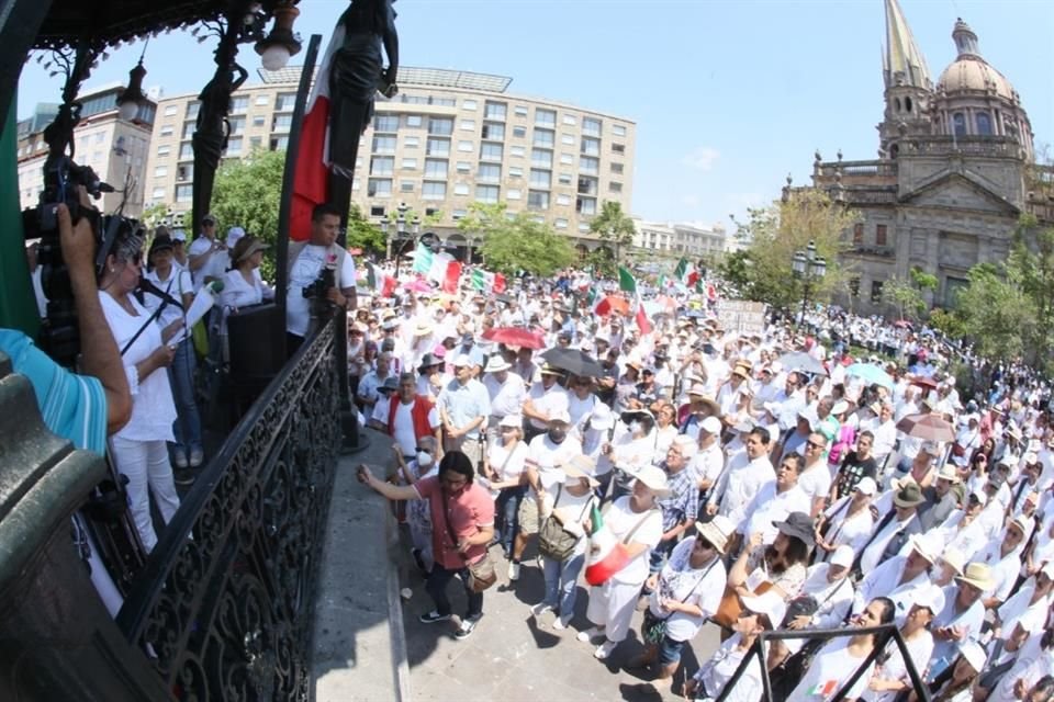 Durante la protesta en la que participaron agrupaciones civiles como Futuro 21, Consejo Cívico Ciudadano, Foro Plural Jalisco y Poder Ciudadano.