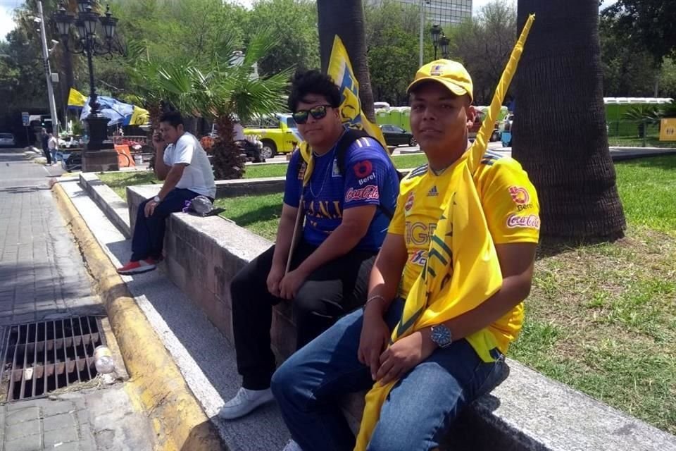 Con bandera en mano y la playera de Tigres puesta, los aficionados esperan la hora de la Final del Clausura 2023.