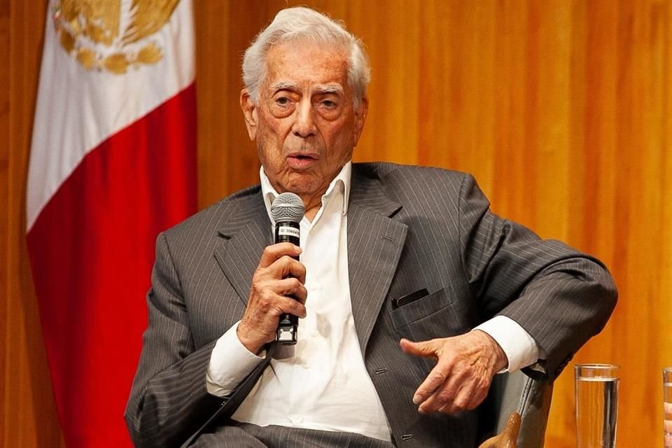 Mario Vargas Llosa en el marco de la Bienal Mario Vargas Llosa.