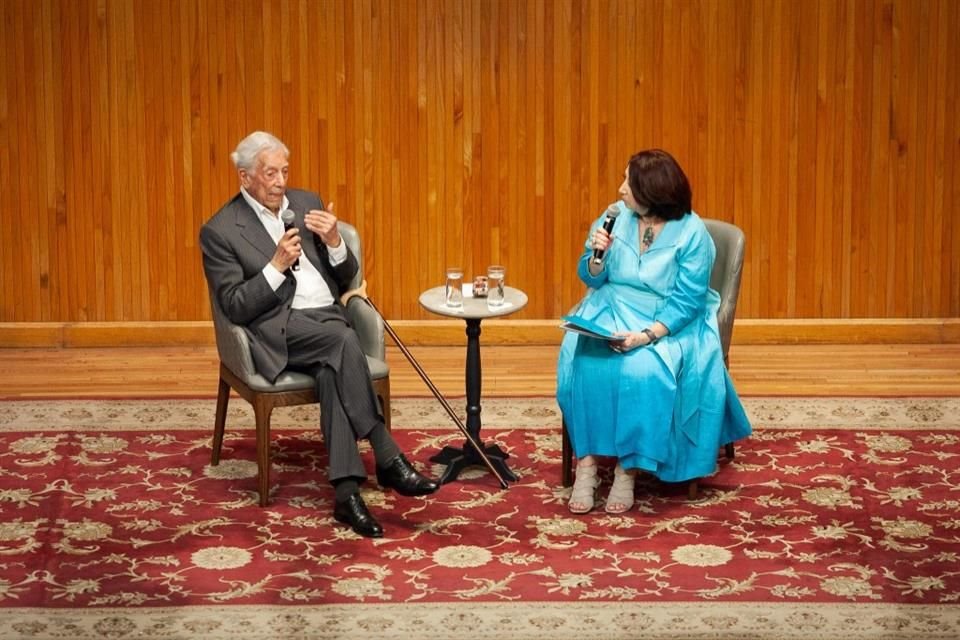 Mario Vargas Llosa y  Marisol Schulz, durante la charla 'Literatura en Tiempos Recios'.