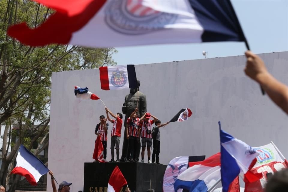 En el Parque Rojo se congregaron miles de aficionados para alentar al equipo.