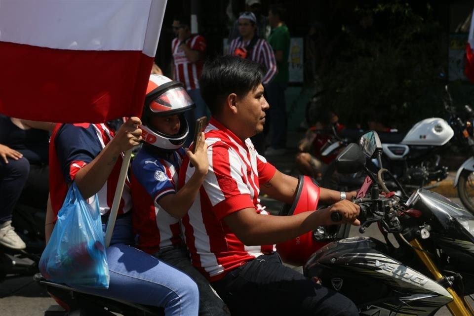 Los hinchas también llegaron en bicis y motos.