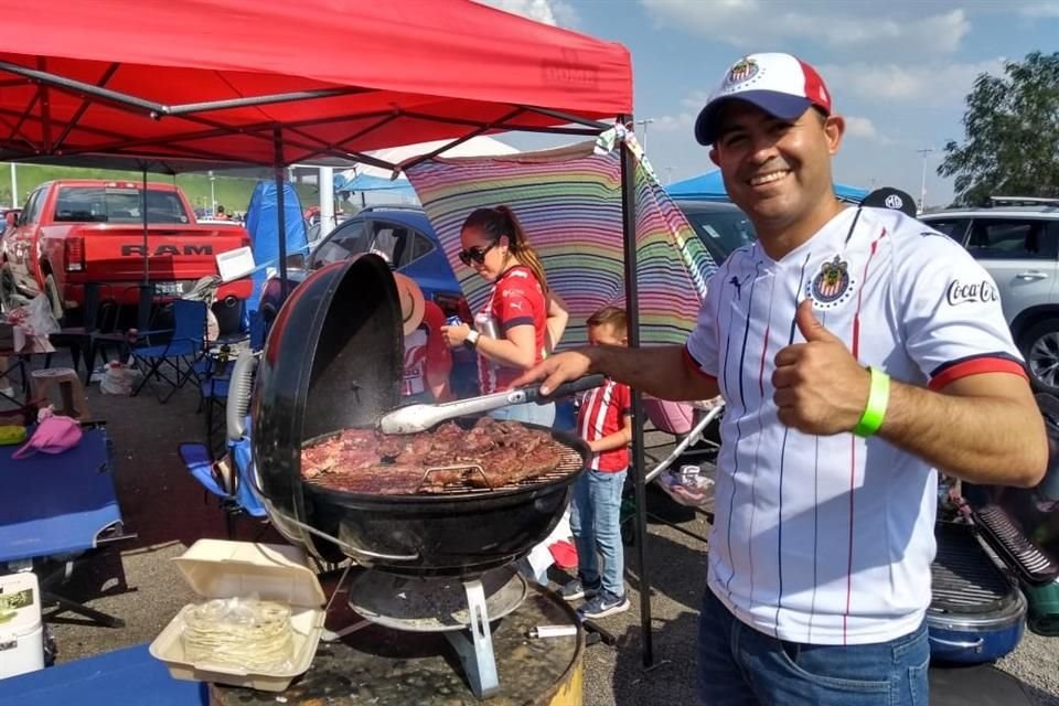 ¿Y por qué no? una carnita asada afuera del AKRON.