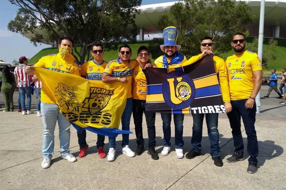 Pocos pero con mucho corazón, los regios también llegaron temprano al AKRON.