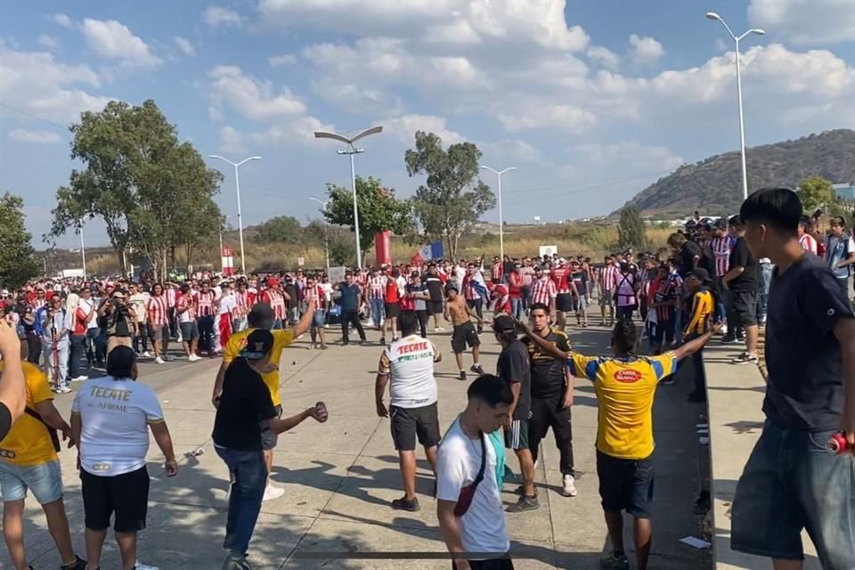 Por desfortuna, hubo una confrontación entre aficionados de Chivas y Tigres a un costado de las taquillas del Estadio.