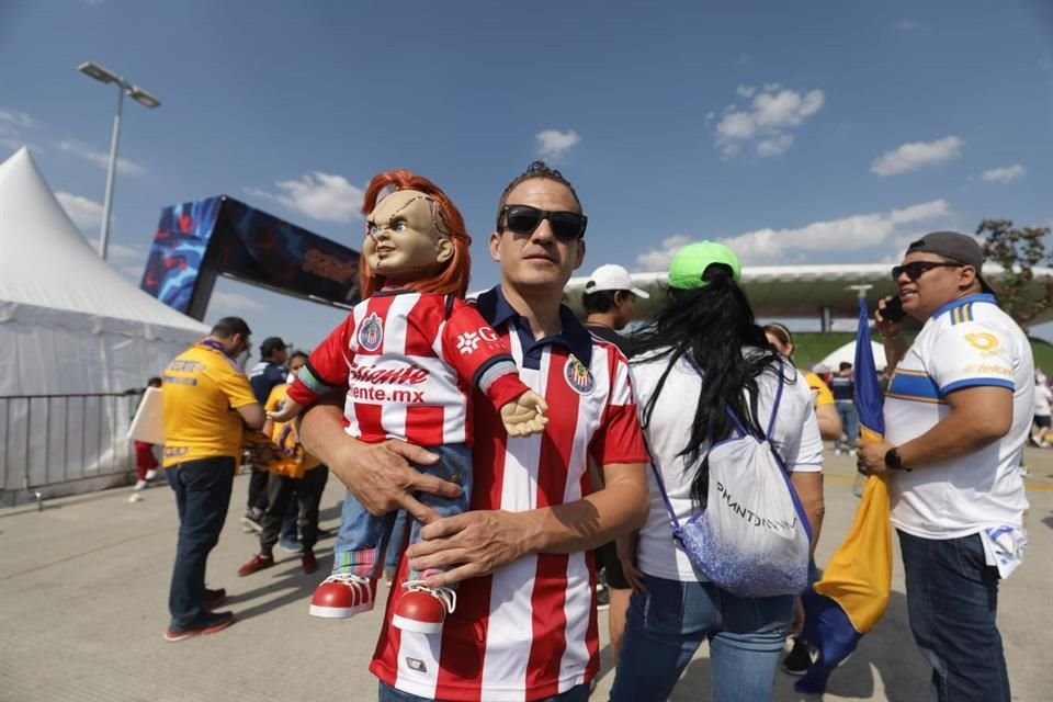 Alberto trajo a su muñeco Chucky para 'cotorrear' con la banda. Su pronóstico de marcador es 2-1 a favor de Chivas.