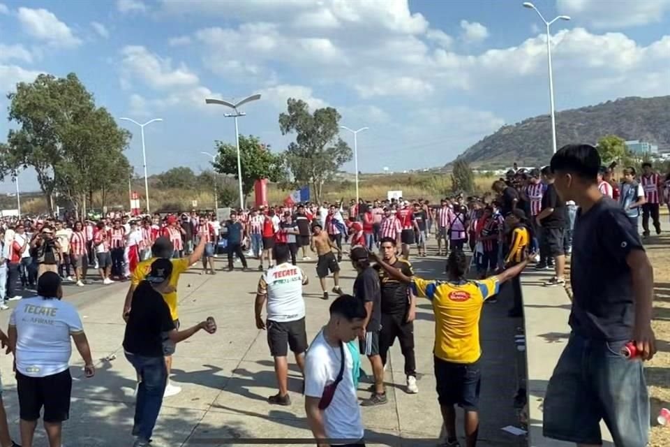 Aficionados de ambos bandos se aventaron latas de cerveza.