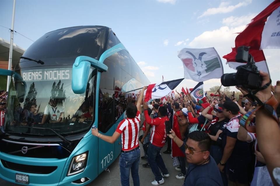 Pasión desbordada cuando llegó el camión con los jugadores de Chivas.