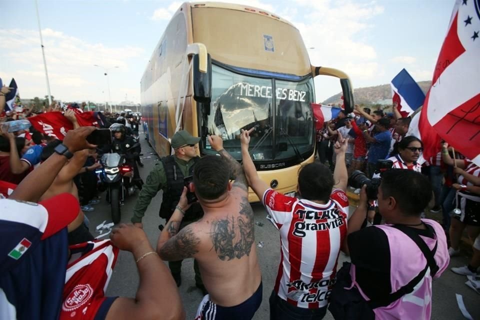 Un hostil recibimiento tuvieron los Tigres a la llegada al Estadio de Chivas.