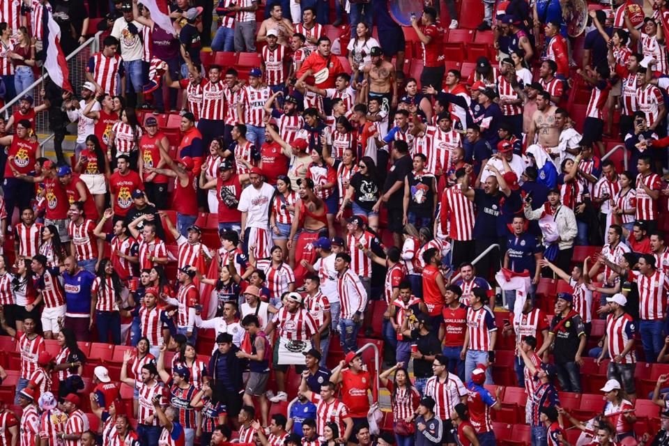 La afición chiva haciendo pesar su estadio a los Tigres.