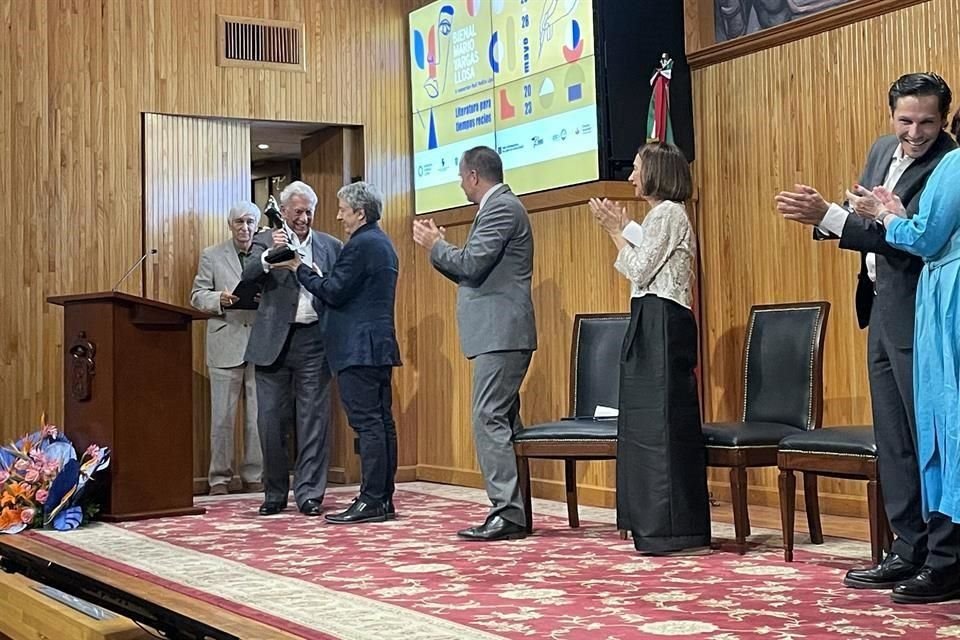 Recibe el escritor regiomontano David Toscana, el Quinto Premio de Novela Mario Vargas Llosa, de manos del escritor peruano Mario Vargas Llosa.