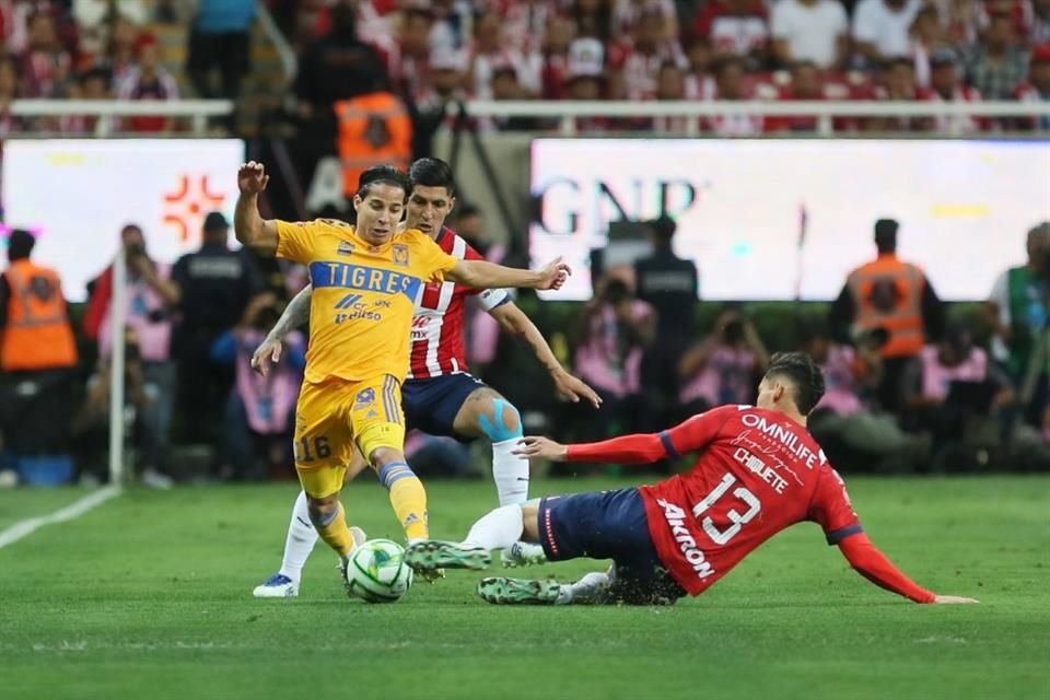 Lainez pesó muy poco y no inició el segundo tiempo.