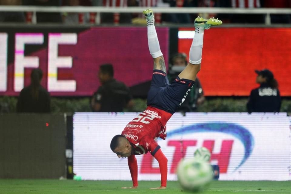 Así festejó Roberto Alvarado el 1-0.