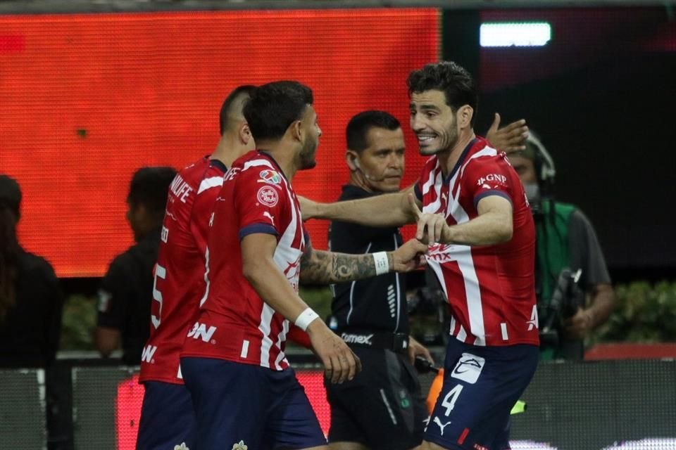 'Piojo', Vega y Briseño festejaron en grande el 1-0.