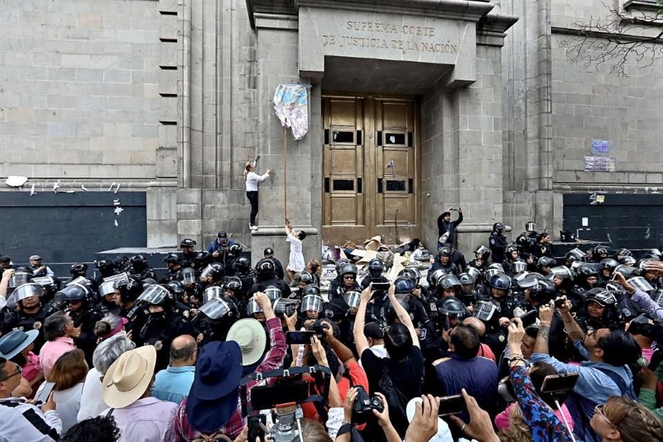 Personas marcharon en defensa de la SCJN y al llegar al Zócalo retiraron a otros manifestantes que desde hace días mantenían un plantón frente a la sede.