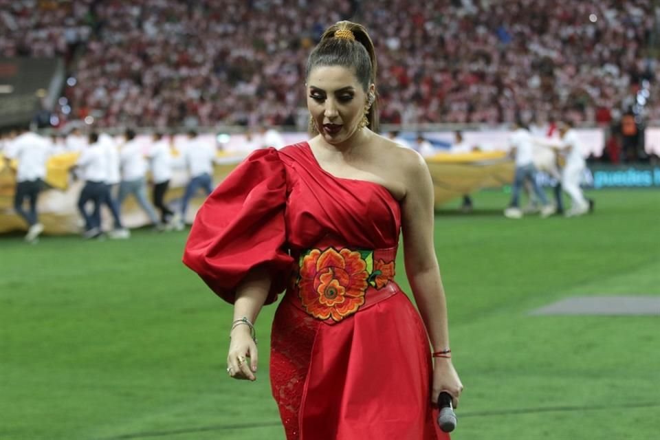 Azucena La de Jalisco interpretó impecable el Himno Nacional.