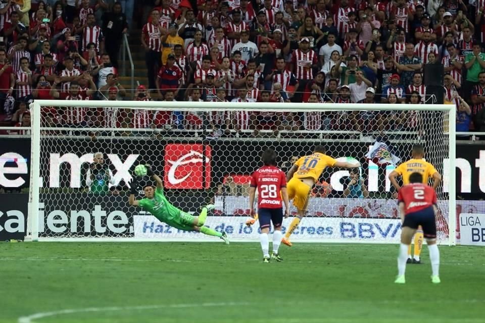 Gignac acercó a los Tigres desde el manchón penal con un potente derechazo.