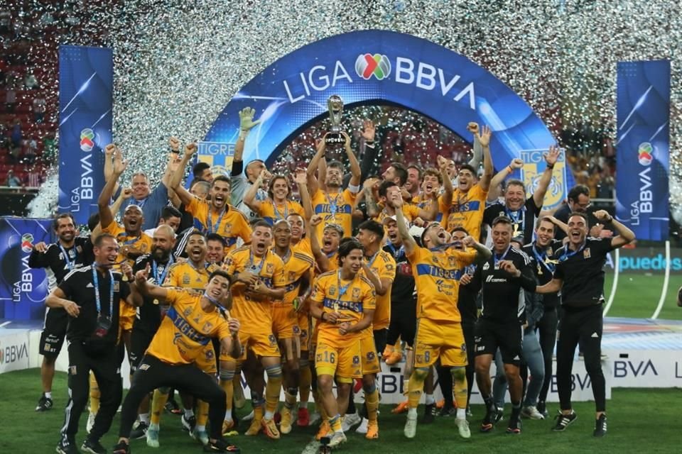 Los Tigres conquistaron su octavo título de la Liga MX, tras firmar una épica remontada 3-2 sobre las Chivas en tiempos extra.